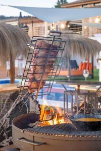 een grill met een hoop eten erop bij Casa Ca'n Bernat in Santanyi