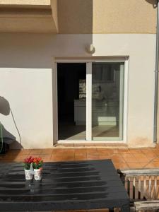 een patio met twee potplanten op een tafel bij Casa Familiar Atarfe in Atarfe