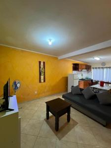 TV a/nebo společenská místnost v ubytování Tropical Breeze Holidays