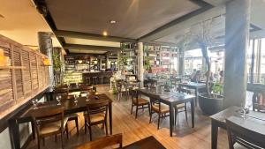 a restaurant with tables and chairs in a room at Puerto Amarras Hotel & Suites in Santa Fe
