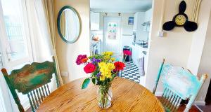 Фотография из галереи The Ultimate Romantic Cottage with Lakeside views, Cosy snuggle up Log Burner for those Movie nights, Gigantic Super Comfy Bed & the Beach almost on your doorstep! You Won't want to leave! Oh! and it's Pet Friendly too! в городе Мейблторп