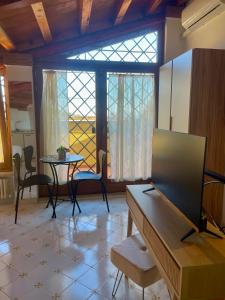 Μια τηλεόραση ή/και κέντρο ψυχαγωγίας στο Al Castello B&B