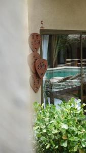 a clock on the side of a building next to a pool at Be Caju Hotel in Barra Grande