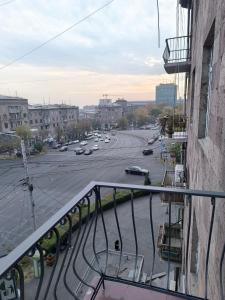una vista di una strada cittadina con auto in transito di Светлый уголок a Yerevan