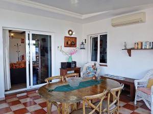 埃尔帕索Bungalow Los Guanches 3的配有木桌椅的餐厅 更多12张照片