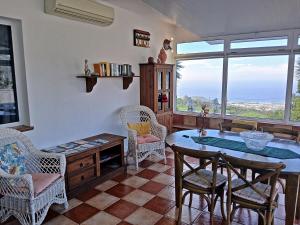 埃尔帕索Bungalow Los Guanches 3的带桌椅和窗户的客厅