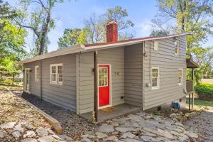 Το κτήριο όπου στεγάζεται  η παραθεριστική κατοικία