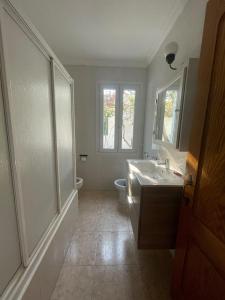 un bagno con lavandino, WC e specchio di La FINCAD4 entre plages et Forêt a Son Parc Altre 26 foto