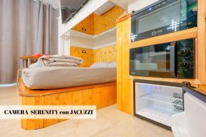 ボローニャにあるYacht Club - Bolognaの二段ベッド1組、電子レンジが備わる客室です。 +14枚の写真