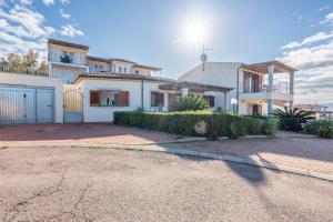 une maison avec une allée devant dans l'établissement GF Apartments Li Seddi, à Badesi