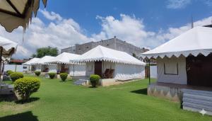 Nespecifikovaný výhled na hory nebo výhled na hory při pohledu z hotelu