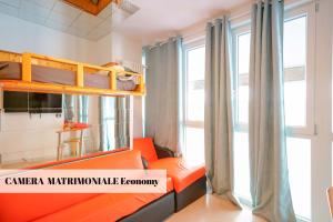 ボローニャにあるYacht Club - Bolognaのオレンジ色のベッドと二段ベッドのある寝室