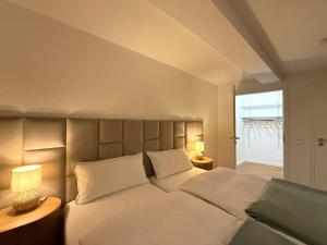 En eller flere senge i et værelse på Großzügige Maisonette-Ferienwohnung im Herzen von Celle mit einem tollen Stadtblick