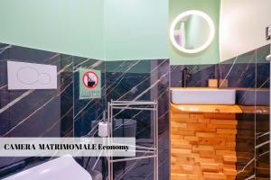 ボローニャにあるYacht Club - Bolognaの洗面台と壁に鏡が付いたバスルーム