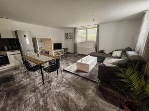 a living room with a couch and a table at Gemütliche zentrale Unterkunft in Mehring