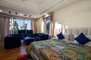 Postel nebo postele na pokoji v ubytování Tripli Hotels Shivaay