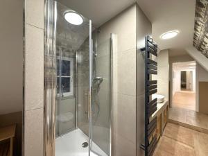 Et badeværelse på Großzügige Maisonette-Ferienwohnung im Herzen von Celle mit einem tollen Stadtblick + 37 billeder