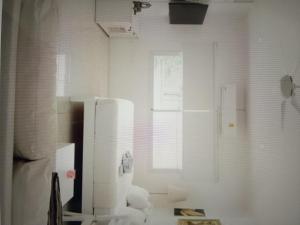 een witte kamer met een koelkast en een raam bij Star light hotel in Monterrey +3 foto's