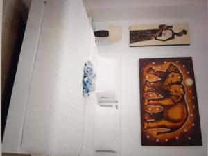 een witte deur met een afbeelding van een beer erop bij Star light hotel in Monterrey