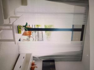 een persoon op een snowboard in een kamer bij Star light hotel in Monterrey