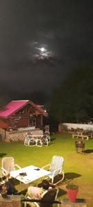 Sky view Resort Shogran في Shongran: مجموعة كراسي وطاولة وكابينة