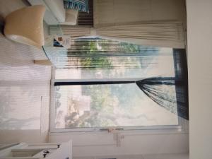 een raam in een badkamer met een gordijn ervoor bij Star light hotel in Monterrey