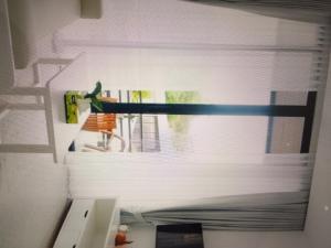 een persoon op een evenwichtsbalk in een kamer bij Star light hotel in Monterrey