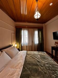 Un pat sau paturi într-o cameră la MetsoVillas στο κέντρο του Μετσόβου