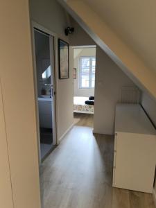 Una habitación vacía con una escalera con un espejo. en Appartement résidence historique centre de Vernon, en Vernon 6 fotos más