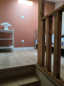 Habitación con 2 literas y escalera. en Appartement résidence historique centre de Vernon, en Vernon