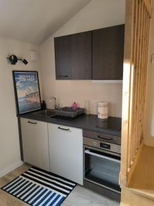 una cucina con lavello e fornello di Appartement résidence historique centre de Vernon a Vernon