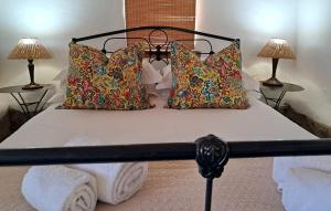 Un pat sau paturi într-o cameră la Cypress Cottage No 80 +21 fotografii