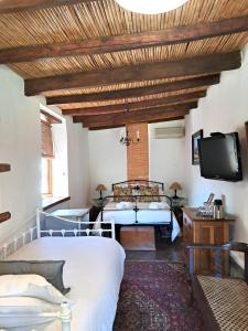 Un pat sau paturi într-o cameră la Cypress Cottage No 80