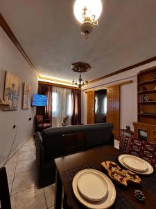 Un televizor și/sau centru de divertisment la MetsoVillas στο κέντρο του Μετσόβου