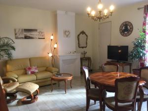 Et tv og/eller underholdning på maison avec terrasse