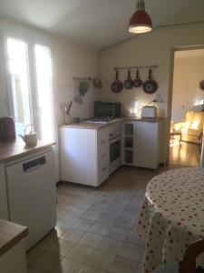 Køkken eller tekøkken på maison avec terrasse + 4 billeder