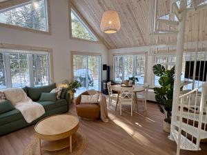 un salon avec un canapé et une table dans l'établissement Pur Nature Garthby et Sauna, à Saint-Gérard