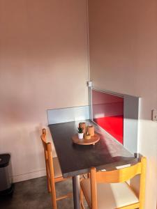 Una mesa de comedor con un plato pequeño encima. en Studio, en Pleuven 2 fotos más