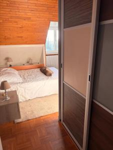 Un dormitorio con una cama y una puerta corredera en Studio, en Pleuven