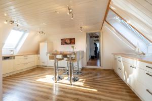 una cucina con tavolo in una casetta minuscola di Haus "Zur Düne" a Norddorf