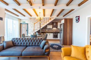 Khu vực ghế ngồi tại POISON GARDEN SUİTE