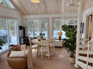 un salon avec un canapé et une table dans l'établissement Pur Nature Garthby et Sauna, à Saint-Gérard