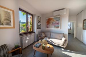 a living room with a couch and a table at Uliveto Moriondo in Salò