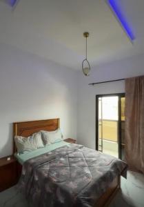 a bedroom with a bed and a window at Superetoile in Rufisque