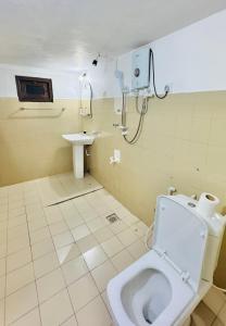 een badkamer met toilet en wastafel bij Browns Hill Matara in Matara +17 foto's
