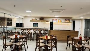 En restaurant eller et andet spisested på Kauai Beach Residence