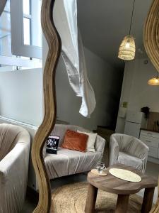 ein Wohnzimmer mit Sofa und Tisch in der Unterkunft Appart Cosy près de la Gare & Centre ville in Saint-Étienne