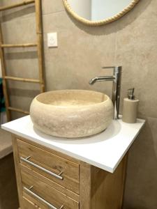 ein Badezimmer mit einem Steinwaschbecken auf der Theke in der Unterkunft Appart Cosy près de la Gare & Centre ville in Saint-Étienne