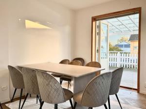 a dining room with a table and chairs at Workers Big Villa - 5 BR - 2 Bath - 10 min to Volvo in Gothenburg +31 photos