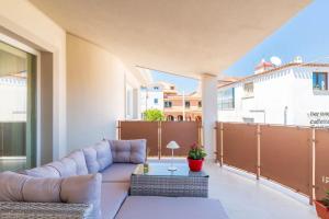 Una sala de estar con un sofá y una mesa en un balcón. en I Centenari Longevity Rooms, en Lotzorai